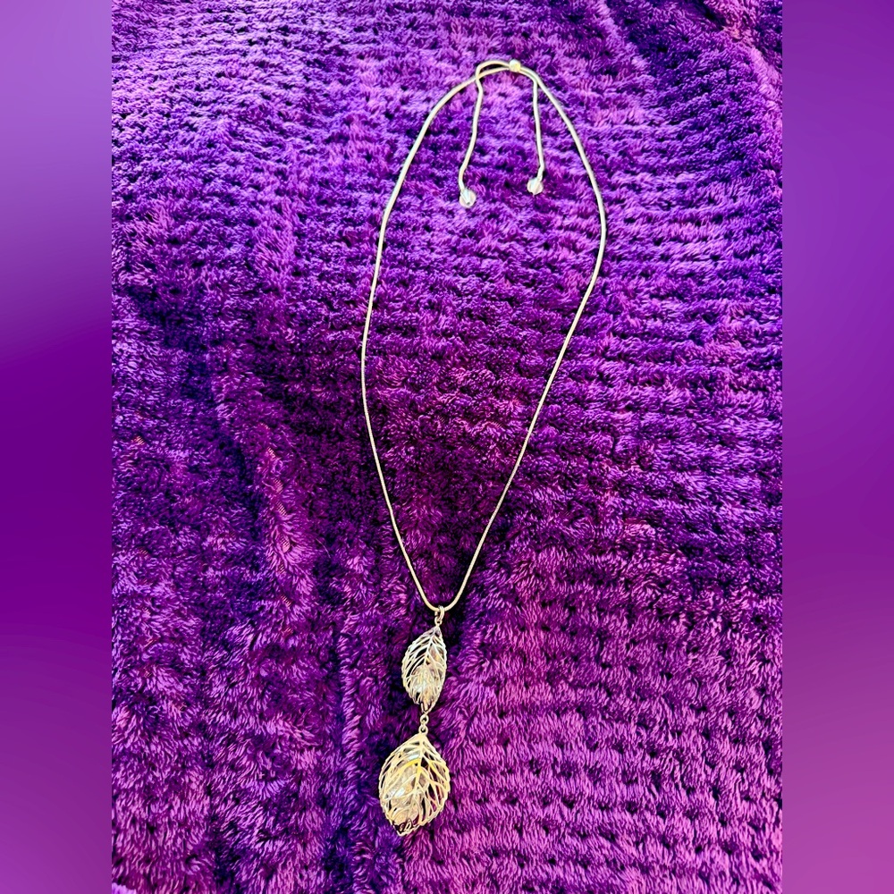 NWOT Elegant SILVER Leaf Pendant Necklace